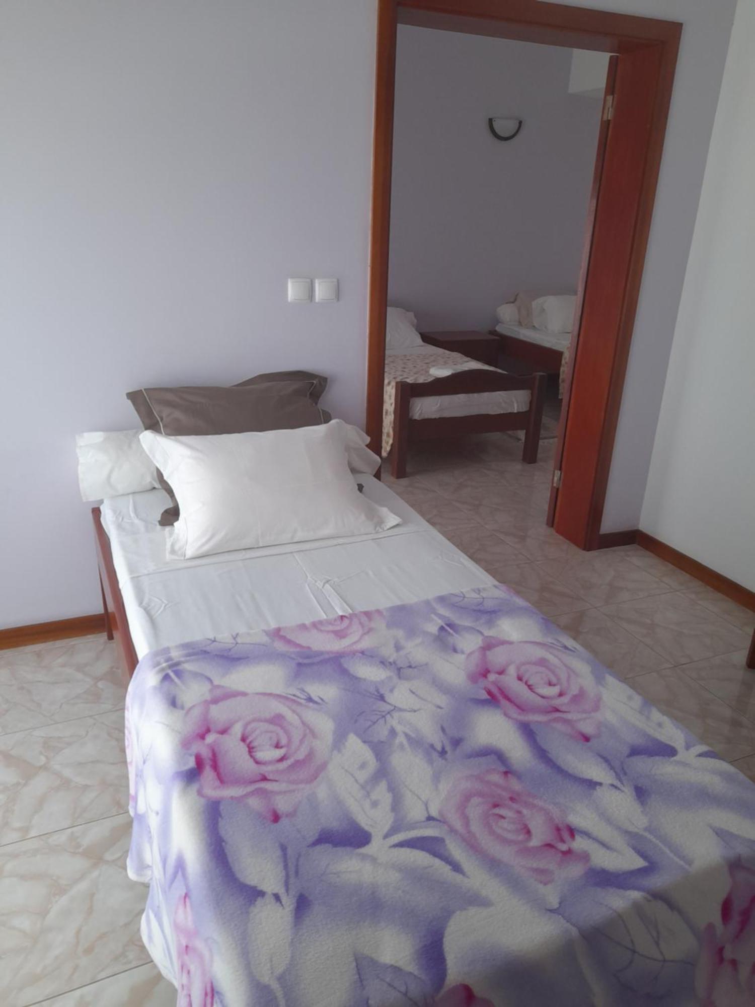 Yria Residencial Bed & Breakfast Porto Novo  Ruang foto